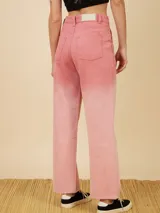 Pantalón jean celeste de corte recto, con cintura alta y bolsillos frontales tipo parche.