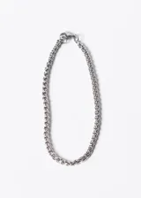 Pulsera plateada de acero quirúrgico con eslabones tipo espiga y cierre de mosquetón.