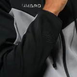 Campera deportiva con capucha y cierre frontal, diseño bicolor en gris y negro con logo de la marca en el pecho y bolsillos laterales con cierre.
