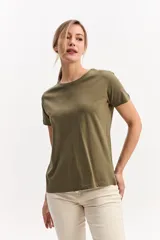 Remera básica de manga corta y cuello redondo, color lila, de corte regular y diseño liso.