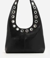 Cartera hobo de tamaño mediano, confeccionada en PU con forro de poliéster. Cuenta con asa de hombro integrada decorada con ojales metálicos plateados a lo largo de toda su estructura.