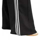 Pantalón deportivo Adidas de corte ancho, color negro, con cintura elástica y logo bordado en blanco. Presenta las tres líneas características de la marca a lo largo de las piernas.
