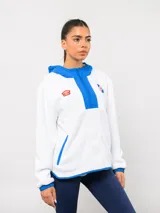 Buzo de micropolar color bordó con capucha, cierre frontal parcial y detalles en color crema. Presenta el logo de Umbro y el escudo del Club Nacional de Football bordados en el frente.