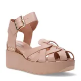 Sandalias de plataforma Bottero en color nude, con diseño de tiras entrecruzadas en el empeine y pulsera al tobillo con hebilla metálica dorada. Presenta detalles de tachas decorativas en el lateral y suela dentada.