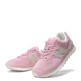 Championes New Balance modelo 574 para mujer, color rosa pálido con detalles en beige claro. Presentan el logo 'N' en los laterales y tecnología ENCAP en la entresuela.