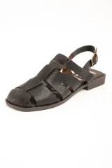 Sandalias cangrejeras de cuero marrón oscuro, con diseño de tiras entrelazadas, talón cerrado y tira ajustable con hebilla metálica.