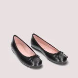 Bailarinas de corte bajo modelo Rosario en napa negra con lazo fino ajustable, suela de goma, plantilla de piel con memory foam y forro de tela.