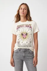 Remera color blanco off-white con estampa frontal inspirada en rock y verano, con detalles en rosa, amarillo y negro.