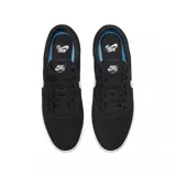 Championes Nike SB Chron 2, color negro con logo lateral en blanco y suela de goma blanca. Diseño de perfil bajo con construcción duradera.