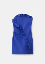 Vestido corto azul eléctrico con escote palabra de honor y detalle de volados en cascada a lo largo del frente.