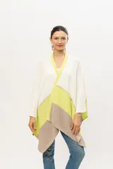 Ruana tejida de punto en algodón, color blanco con detalles en verde y beige.