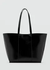 Bolso tipo tote color negro de acabado brillante y textura arrugada, con asas largas de hombro y costuras verticales decorativas en el frente.