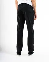 Pantalón de gabardina negro, corte recto, con bolsillos laterales y traseros.