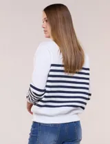 Buzo de frisa blanca con rayas horizontales azul marino, cuello alto con medio cierre y mangas largas.