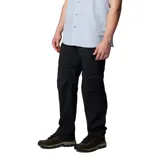 Pantalón convertible de senderismo color negro, con diseño funcional que permite desmontar las perneras mediante cremalleras para convertirlo en short. Cuenta con bolsillos cargo laterales, bolsillos de seguridad con cierre, cintura parcialmente elástica con cinturón integrado y tecnología de secado rápido y protección solar.