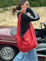 Bolso bandolera grande de cuero rojo con bolsillo interno con cierre y llavero.