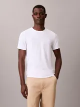 Remera de manga corta Calvin Klein, confeccionada en tejido liquid stretch de algodón con elastano. Presenta cuello redondo y logo de la marca bordado en el pecho.