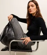 Blusa negra de rib de viscosa sostenible, con cuello alto y mangas largas.