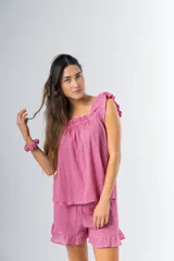 Pijama de algodón estampado, compuesto por una musculosa con escote recto fruncido y breteles con volados, y un short con cintura elástica y terminación con volado en el ruedo.