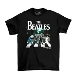 Remera negra de algodón con estampa frontal de la banda The Beatles cruzando la calle Abbey Road, con texto alusivo a Liverpool y el año de formación.