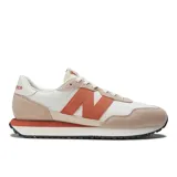 Championes New Balance modelo MS237RB, de estilo retro running, color blanco con detalles en gamuza color beige y logo "N" en color naranja.