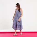 Vestido midi de tirantes con estampado de arabescos azules, corte recto y falda con volantes.