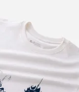 Remera de algodón de manga corta y cuello redondo, con estampado frontal de un gato gigante estilo Godzilla sobre un edificio icónico.