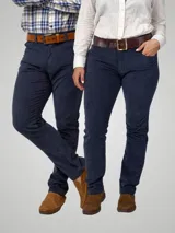 Pantalón de pana azul marino, de corte recto y calce ajustado, con cinco bolsillos y cinturón de cuero marrón.