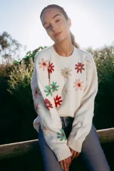 Sweater crudo de lana de alta calidad con flores bordadas a mano.