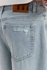 Bermuda de jean estilo baggy, color azul oscuro, con silueta amplia y largo por debajo de la rodilla, confeccionada en 100% algodón.