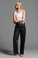 Pantalón de tiro medio de ZARA WOMAN COLLECTION, confeccionado en 100% piel con diseño de rayas verticales combinadas en acabado liso y efecto gamuzado. Cuenta con cintura con trabillas, cinco bolsillos, pierna recta y cierre frontal con cremallera y botón metálico.