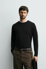 Sweater de punto relaxed fit confeccionado en hilatura con viscosa de tacto suave, color marrón, con cuello redondo y manga larga. Cuenta con acabados en rib.