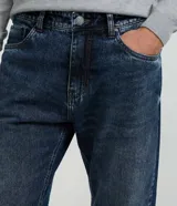 Pantalón de jean para hombre, color azul oscuro con leve desgaste, de corte recto y tiro medio. Confeccionado principalmente en algodón.