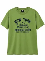 Remera de manga corta color verde, con cuello redondo y estampa frontal de estilo universitario con texto en azul marino.