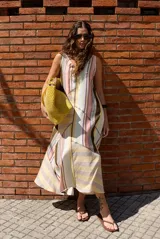 Vestido midi sin mangas con cuello en V, de corte holgado y diseño de parches con rayas verticales y horizontales en tonos verdes, grises y blancos.