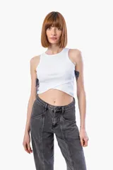 Musculosa blanca de algodón con cuello redondo y corte cropped.