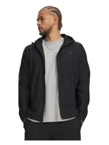 Campera deportiva Under Armour con tecnología UA Storm que repele el agua. Presenta diseño con capucha ajustable, cierre frontal completo, bolsillos laterales con cremallera y logo de la marca en el pecho.