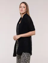 Pashmina ligera de color negro con sutiles apliques de brillos en patrón geométrico, marca Jessica McClintock.