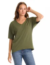 Blusa de silueta fluida con escote en V, manga japonesa corta y costura central vertical en el frente. Confeccionada en tejido de punto con acabado mate, presenta un diseño con largo asimétrico, siendo más larga en la espalda.