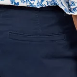 Pantalón chino azul de corte slim.
