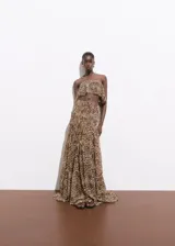 Top strapless de corte crop con diseño de volantes y estampado animal print de leopardo.