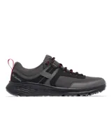 Championes de senderismo Columbia Konos Low para hombre, en color gris oscuro con detalles en negro y toques de rojo. Presentan un diseño técnico con empeine de malla transpirable y sobrecapas sintéticas para mayor soporte, mediasuela con tecnología de amortiguación y suela de caucho de alta tracción.