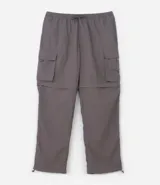 Pantalón cargo negro de corte recto con bolsillos laterales tipo cargo. Presenta cintura elástica con cordón de ajuste y sistema de tiradores en la parte inferior para regular el largo, permitiendo convertirlo en bermuda.