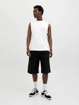 Musculosa de corte oversize confeccionada en algodón, color blanco, con diseño estampado en la espalda que incluye motivos veraniegos y tipografía en tonos naranja y azul.