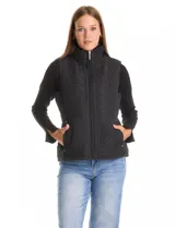 Chaleco negro con diseño capitoneado, cuello alto y cierre frontal. Cuenta con bolsillos laterales y un interior forrado en símil piel para mayor calidez.