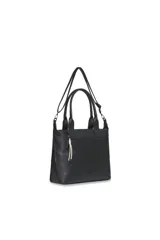 Cartera tipo tote de cuero sintético color negro, con doble asa de mano, correa bandolera ajustable y extraíble, cierre superior y detalle de borla decorativa.