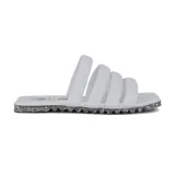 Sandalias blancas con tiras anchas y suela de caucho ecológico vulcanizado con residuos de goma EVA y sobras de otras suelas de calzado.