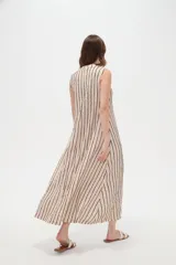Vestido midi sin mangas de poliéster, color beige con rayas verticales negras, cuello en V y detalle de argolla metálica en el escote.
