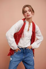 Blusa blanca de manga larga con cuello mao, abertura frontal con detalle de vainica y diseño amplio.