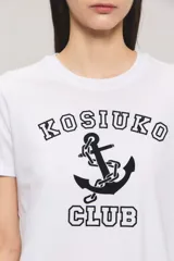 Remera Kosiuko Club de calce regular, color blanco, cuello redondo y mangas cortas. Cuenta con estampa frontal en técnica de flock con un ancla y la inscripción "Kosiuko Club".